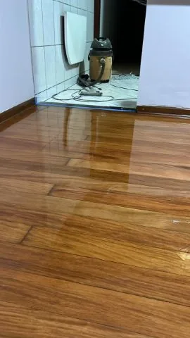 Trabalho de restauração de piso de madeira — Raspadora Taco Brilho Caçapava