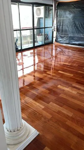 Piso de madeira restaurado pela Raspadora Taco Brilho